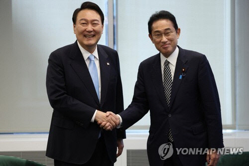 윤석열 대통령과 기시다 후미오 일본 총리가 21일(현지시간) 미국 뉴욕 한 컨퍼런스 빌딩에서 한일 정상 약식회담에 앞서 인사하고 있다.  연합뉴스